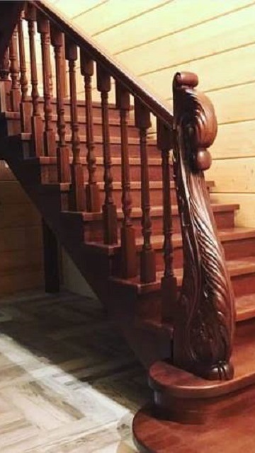резной столб на лестницу Иркутск в интерьере